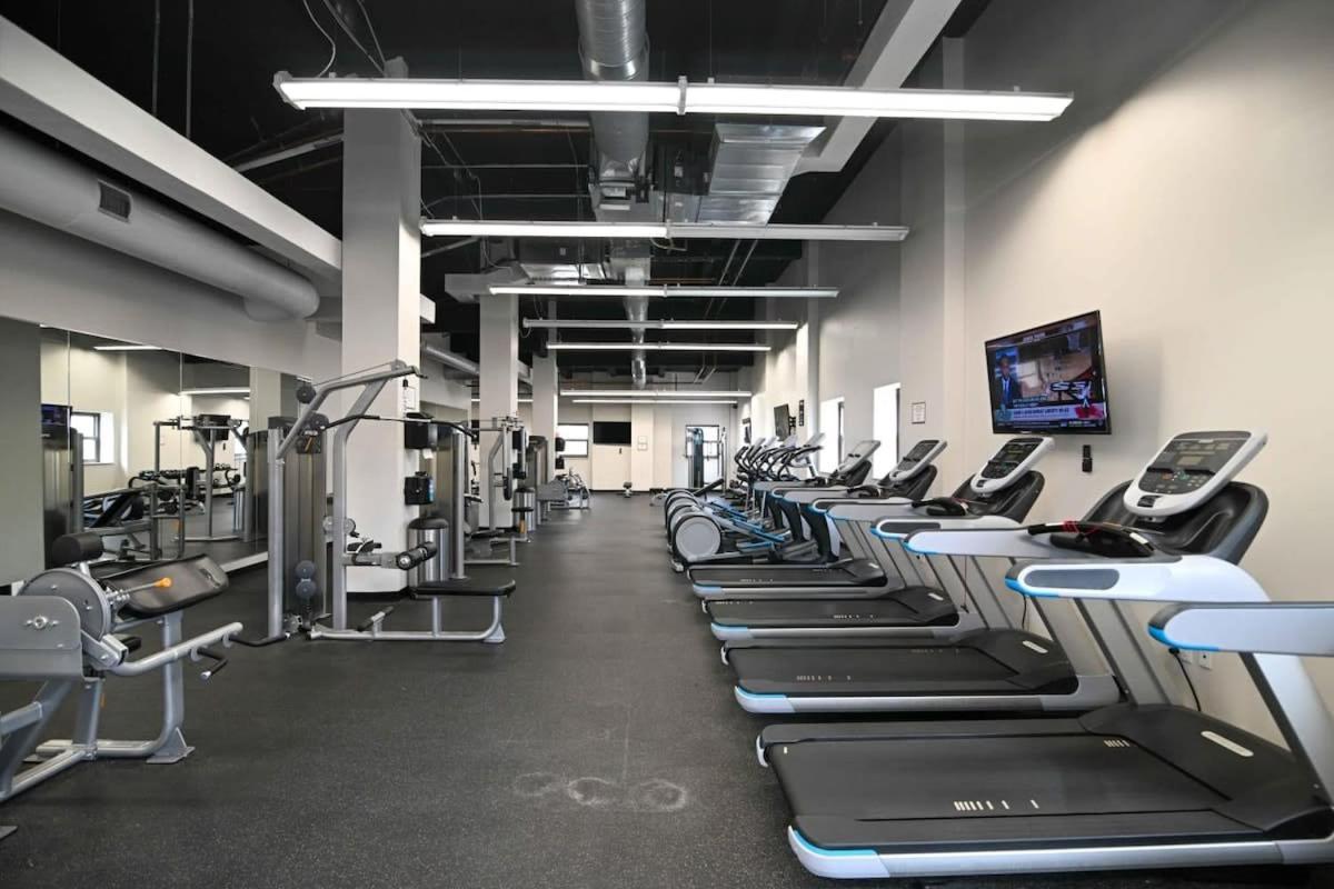 Downtown Sq Stadium Clinic Casino And Lake Apartment