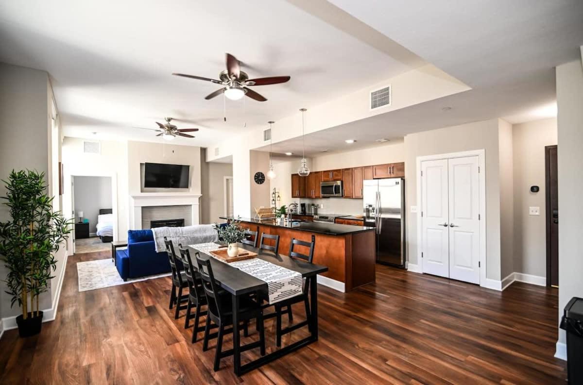 Downtown Sq Stadium Clinic Casino And Lake Apartment